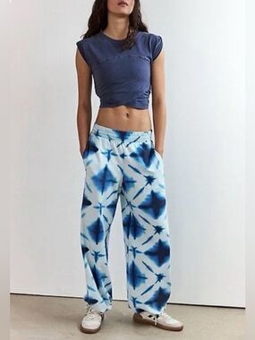 790. FREE PEOPLE Hot Shot Crossover
Printed Set in Shibori Navy Combo Sz XS $108